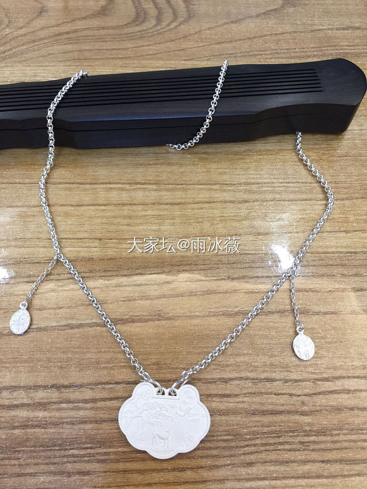 在坛子种草，给小珍锁片配了条精雕细琢的链子，65cm长度可以，也挺百搭，打卡😊_项链银