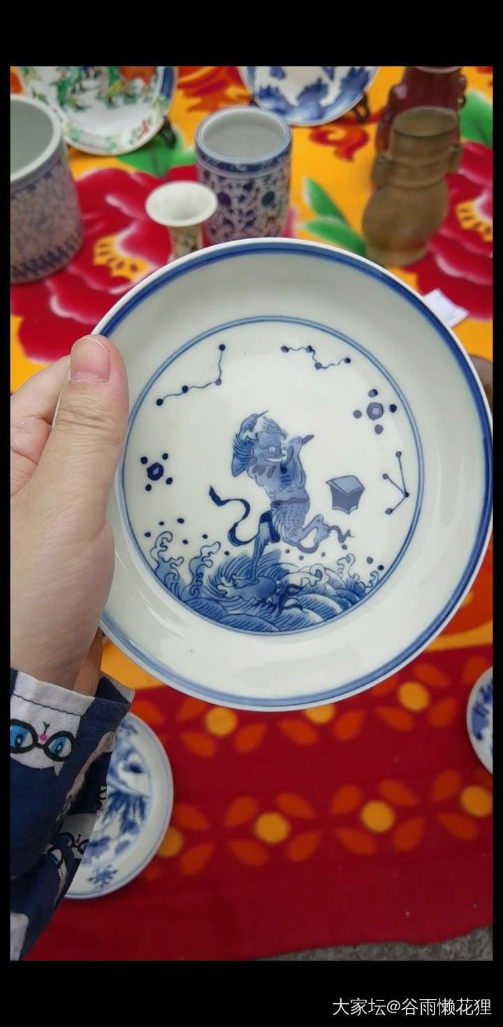 逛古玩地摊经历，以及收获清代青花灵芝纹大盘子一枚_陶瓷