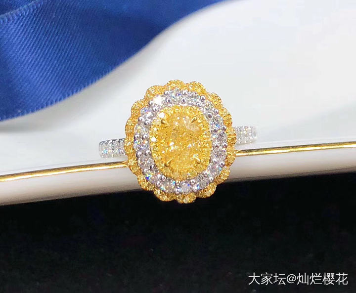 1.01克拉黄钻戒指、吊坠两用款，浓彩黄效果，Si肉眼洁净。两用款的优点就是花一..._钻石