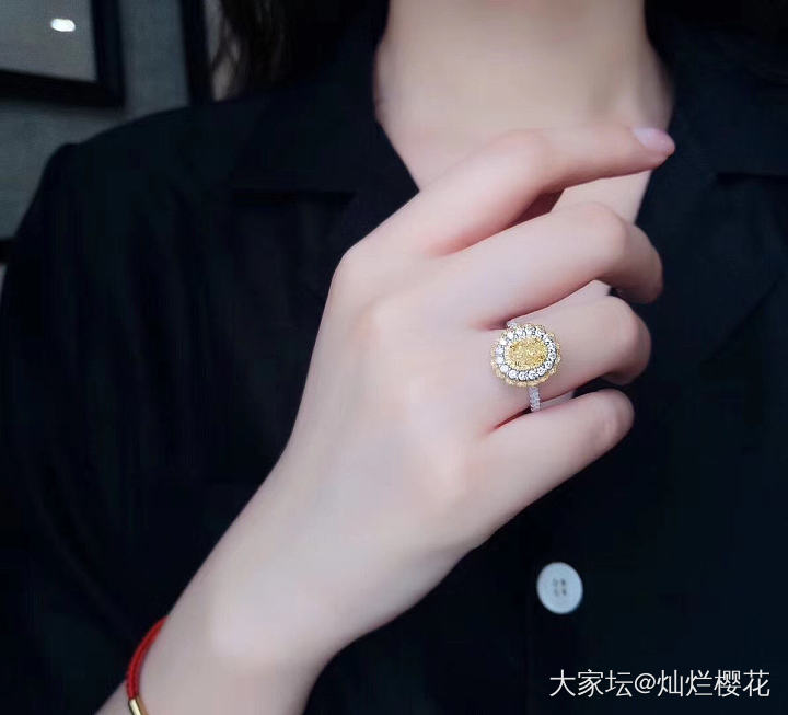 1.01克拉黄钻戒指、吊坠两用款，浓彩黄效果，Si肉眼洁净。两用款的优点就是花一..._钻石