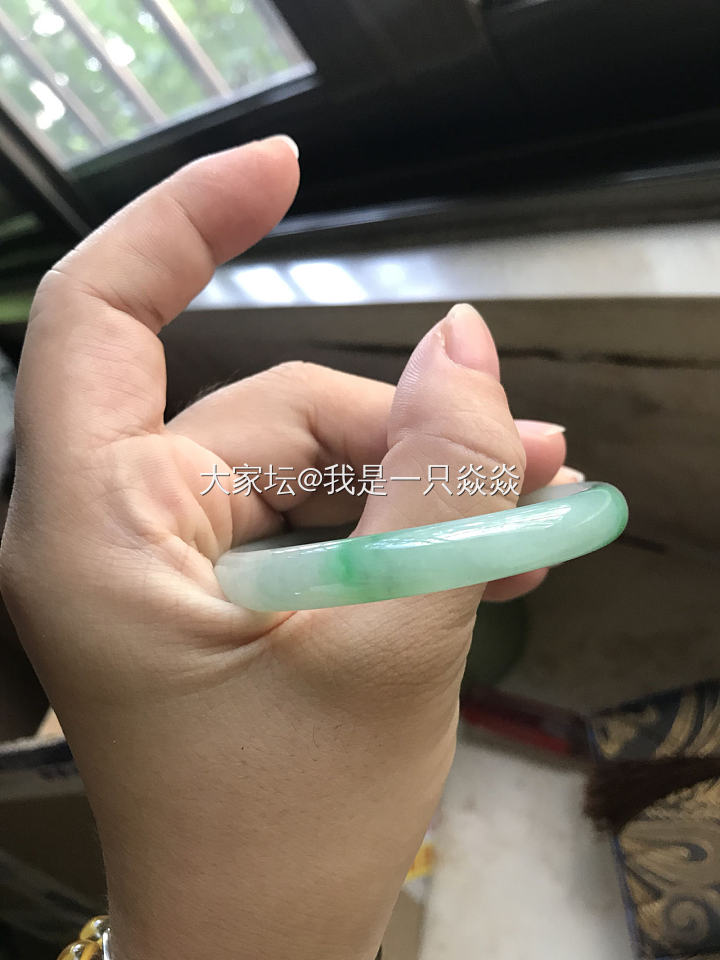 我还蛮喜欢这个色和这个条宽的。_手镯翡翠