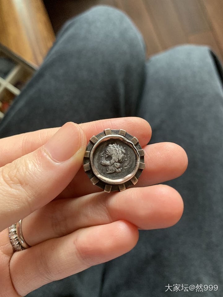去了趟朋友家.....变身柠檬精，她喜欢收一些欧洲的古董首饰。_古董首饰