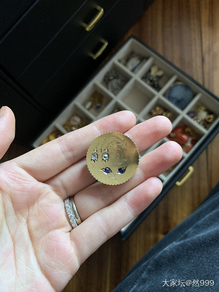去了趟朋友家.....变身柠檬精，她喜欢收一些欧洲的古董首饰。_古董首饰