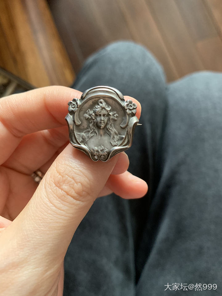 去了趟朋友家.....变身柠檬精，她喜欢收一些欧洲的古董首饰。_古董首饰