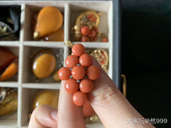 去了趟朋友家.....变身柠檬精，她喜欢收一些欧洲的古董首饰。_古董首饰