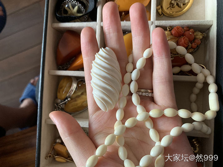 去了趟朋友家.....变身柠檬精，她喜欢收一些欧洲的古董首饰。_古董首饰