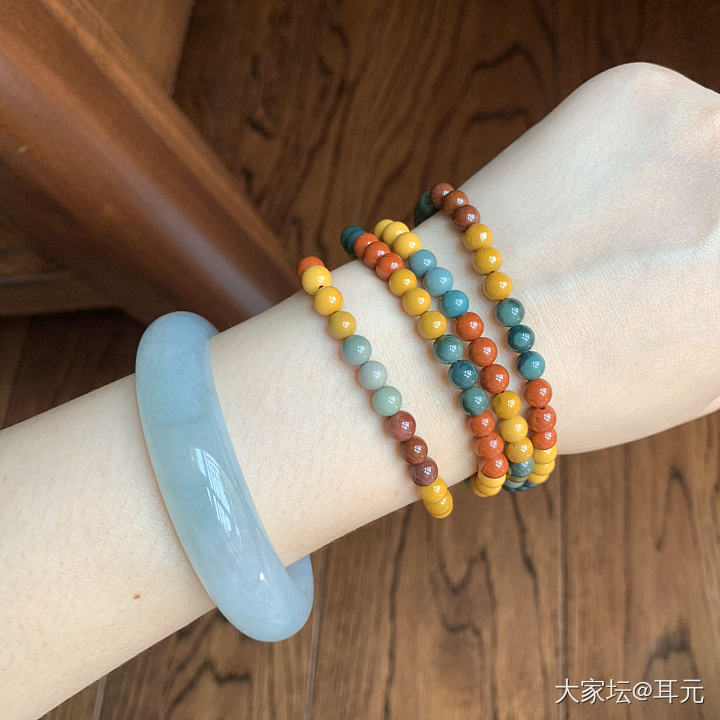 想买一个镯子，和田和翡翠，只选一个_翡翠