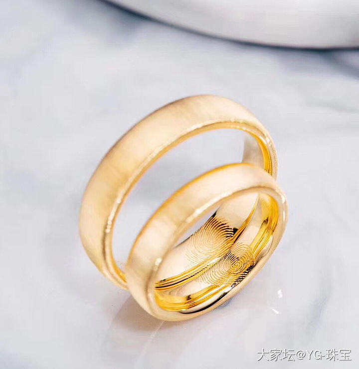 两枚对戒，一世承诺💍
意大利传统拉丝工艺
彰显绝佳品位 专为淑女与绅士打造💕