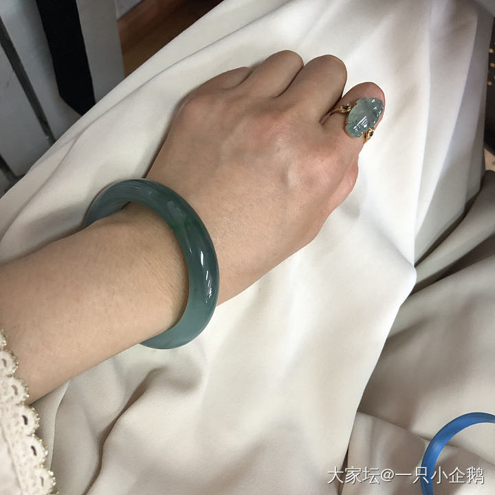 网购翡翠最该看的不是视频，而是多环境图。