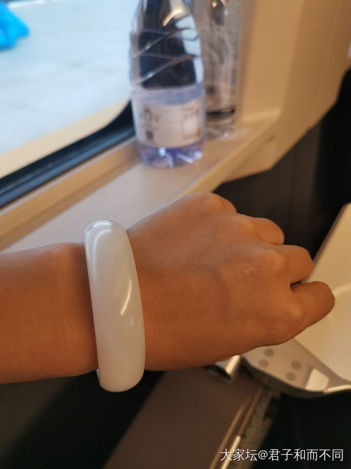 戴着镯子旅行_白玉手镯和田玉