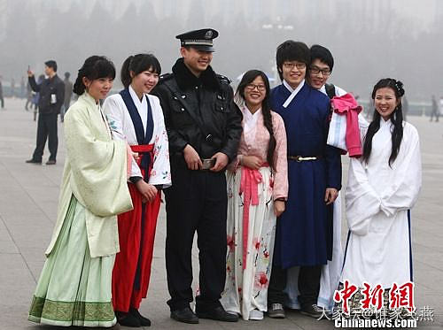 十年前，汉服也曾被视为奇装异服_穿搭