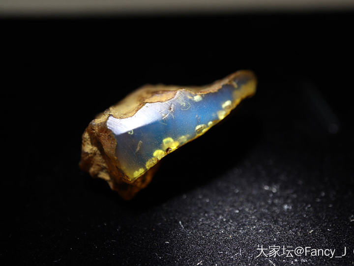 制作多米尼加蓝珀

由皮料看到瓦蓝色的感觉真棒