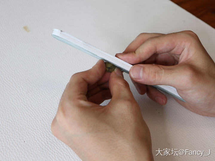 制作多米尼加蓝珀

由皮料看到瓦蓝色的感觉真棒