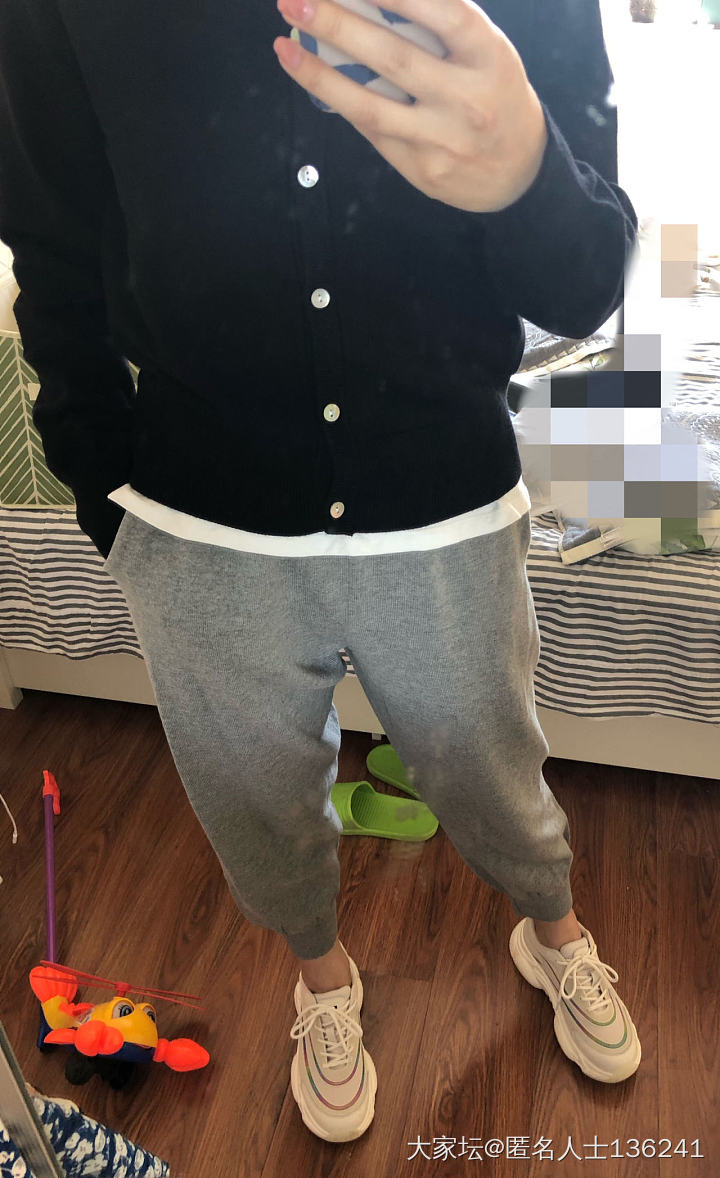 这样的裤子怎么穿，脚脖子冷_穿搭