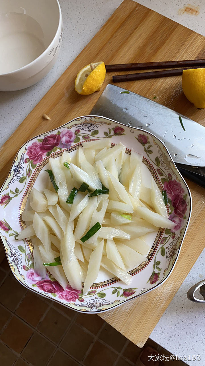 谢谢坛子里滴姐妹们，清炒藕丁晒图，没有白醋用柠檬🍋代替滴，很好吃😋_美食