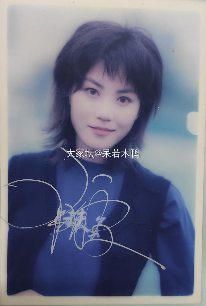 翻出兩張王菲早年的親筆簽名相片，那時候她叫王靖雯_艺人