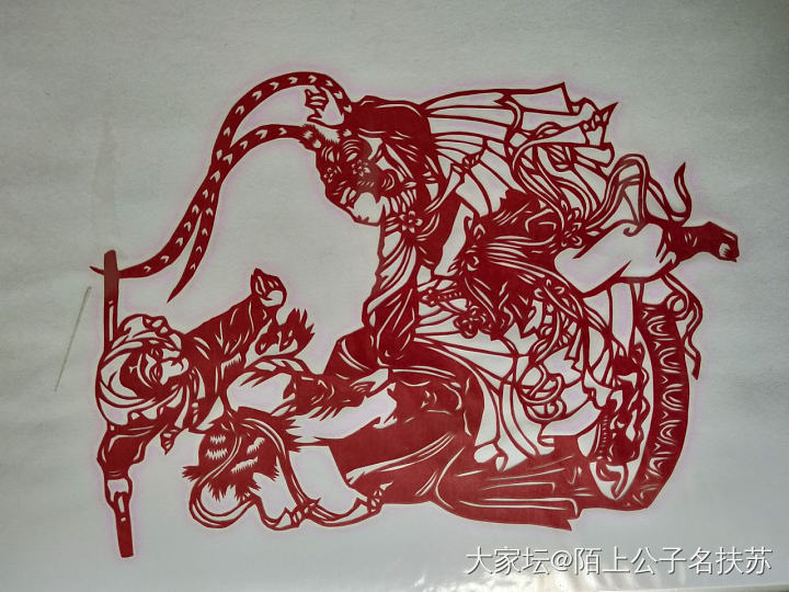 日本女艺术家的剪纸作品。_纸艺