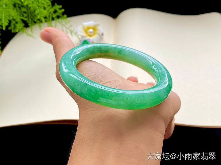 佩戴翡翠玉镯，修身养性，陶冶情趣。_翡翠
