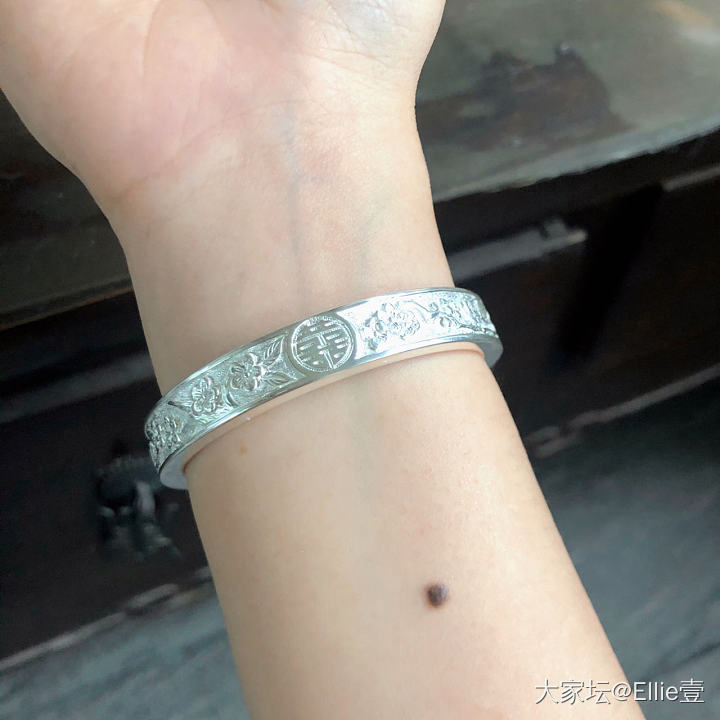 一只镯子“走花路”。_手镯银