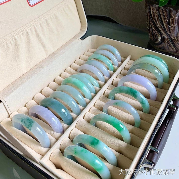 天然缅甸翡翠玉镯，没有廉价，只有美好。_翡翠