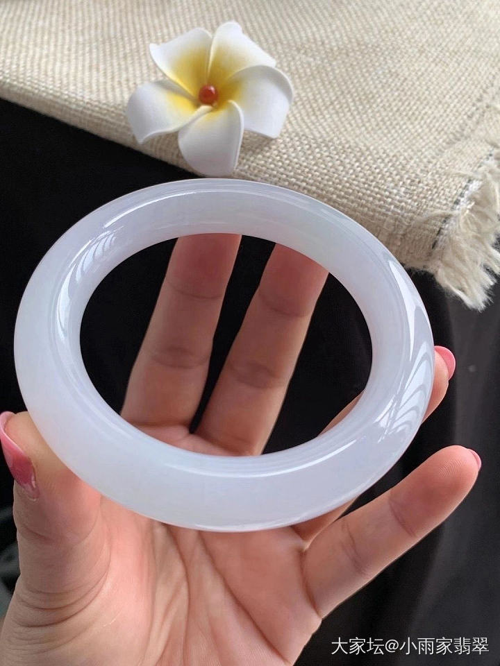 冰种翡翠玉镯，大自然的颜色，名媛深爱。_翡翠
