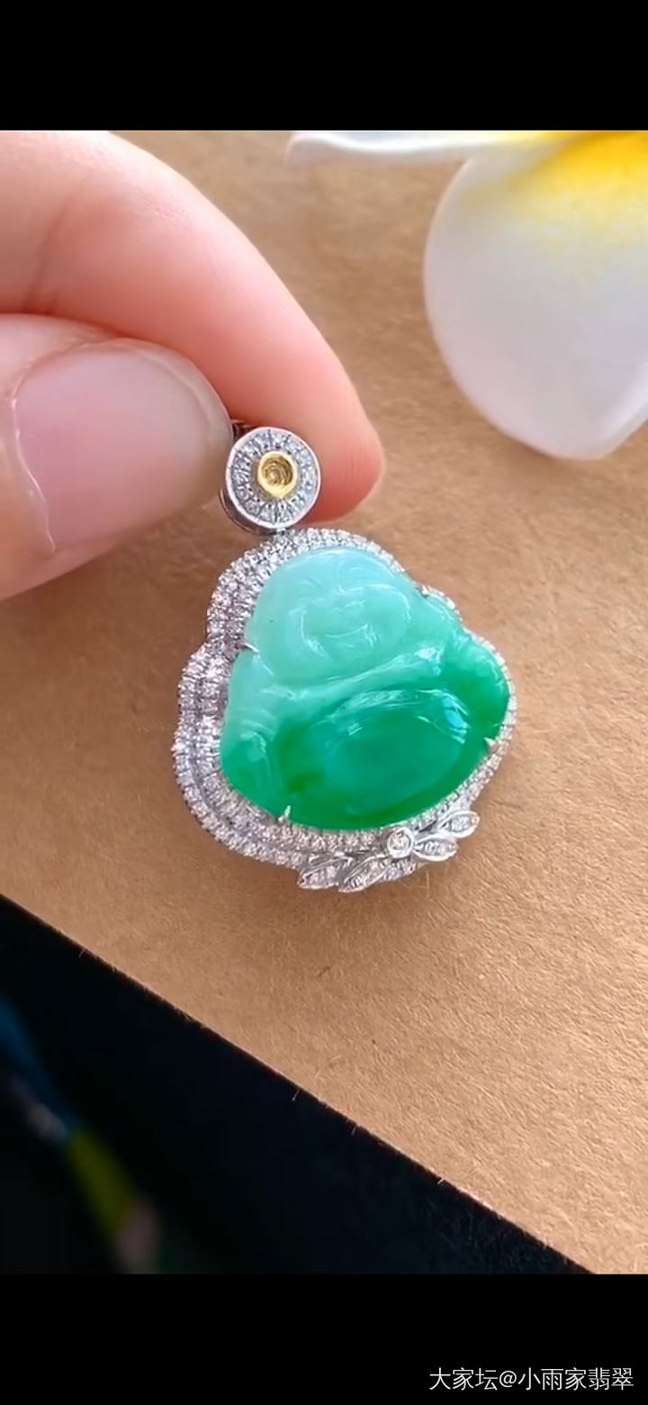 缅甸翡翠佛公吊坠，笑容可掬，满腔欢喜，尽显尊贵典雅。_翡翠