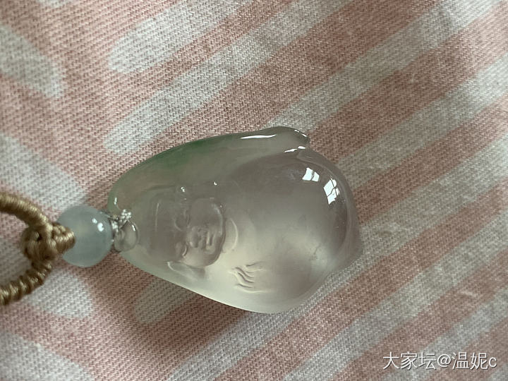 这枚翡翠小佛大家能看到多少？_花件翡翠