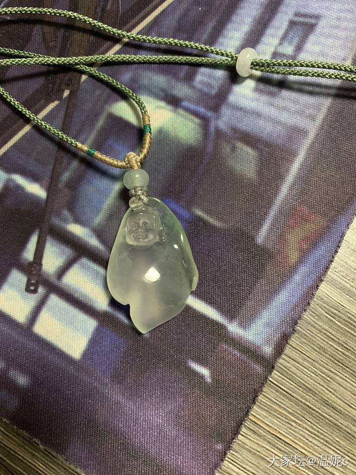 这枚翡翠小佛大家能看到多少？_花件翡翠