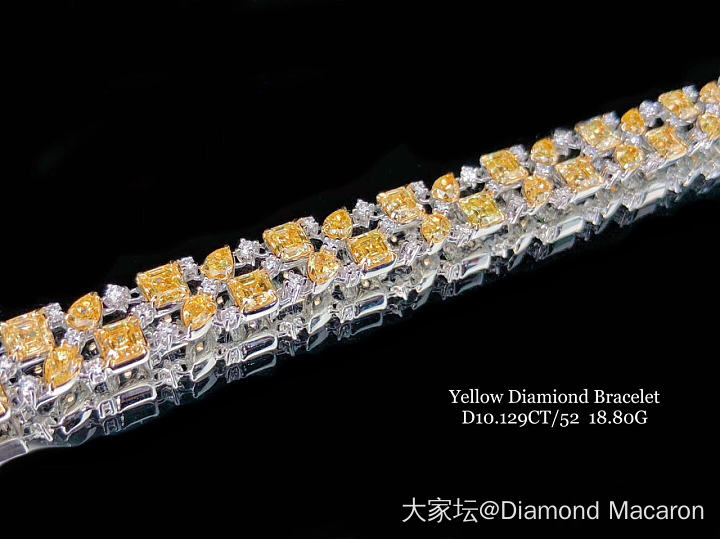 设计师系列·阿斯切宽版黄钻手链

优雅隽永的黄钻宽版手链凝聚闪耀的光影，散发出明..._钻石