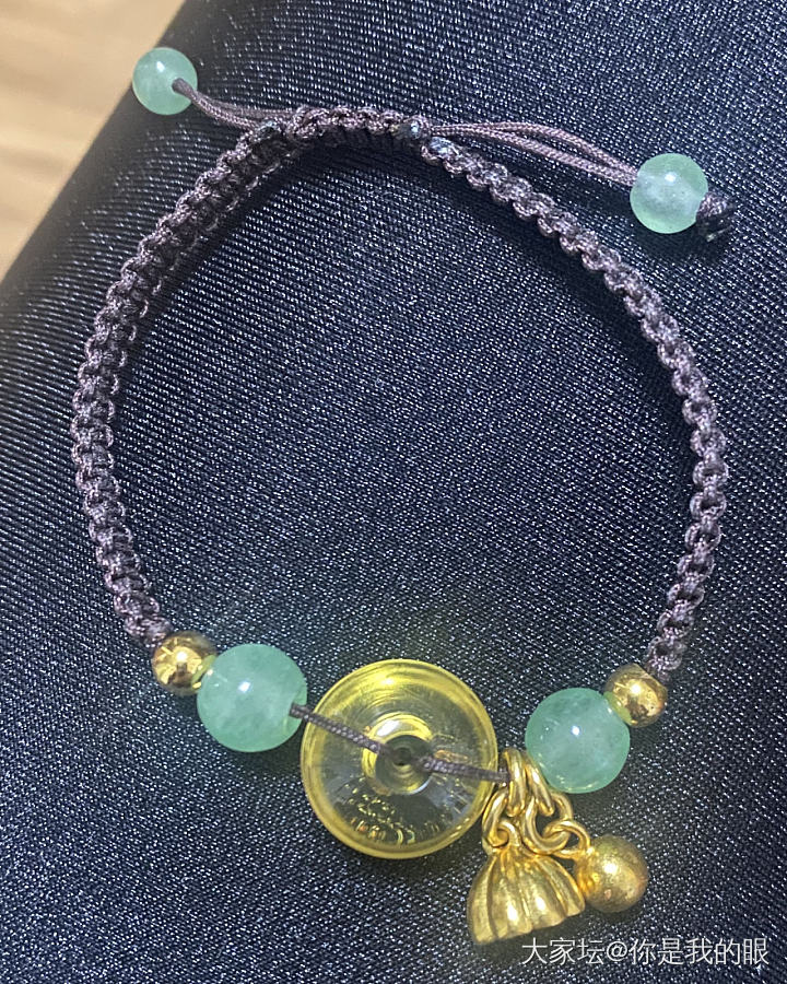 金绿配确实吸睛_搭配琥珀金