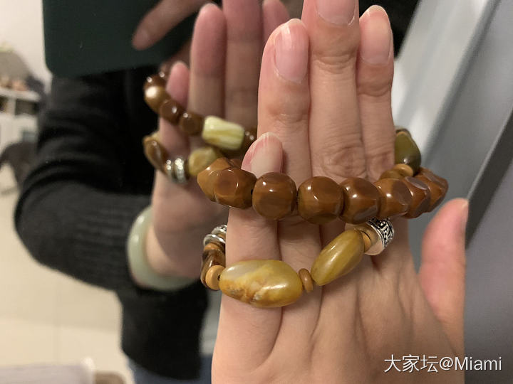 整了两串轮流搭配镯子_珠串蜜蜡文玩