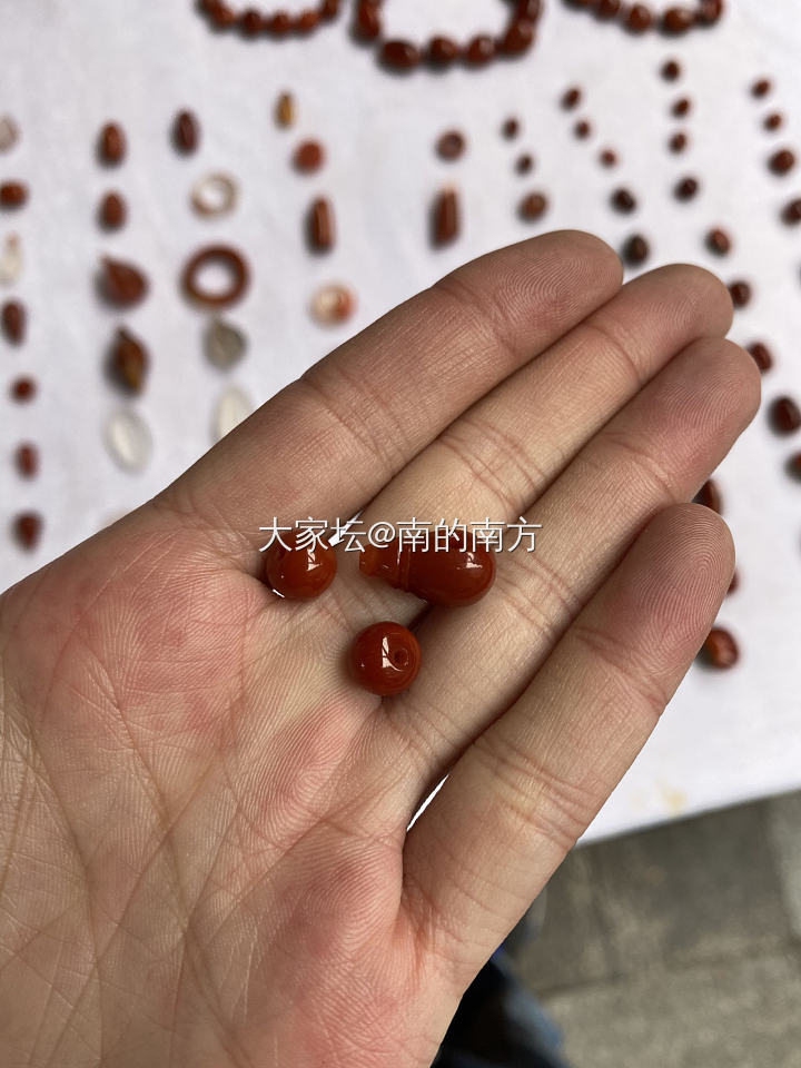 市场上的小物件_南红