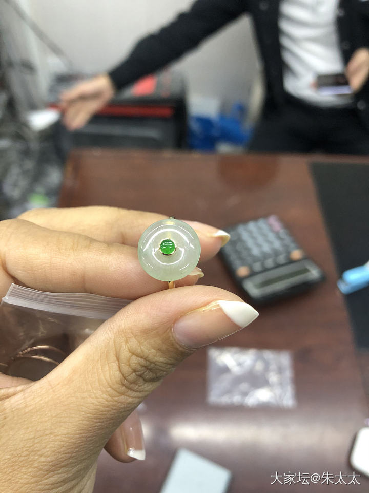 关于上次出闲置没有钢印和证书被说假货.这个证书够权威吗？