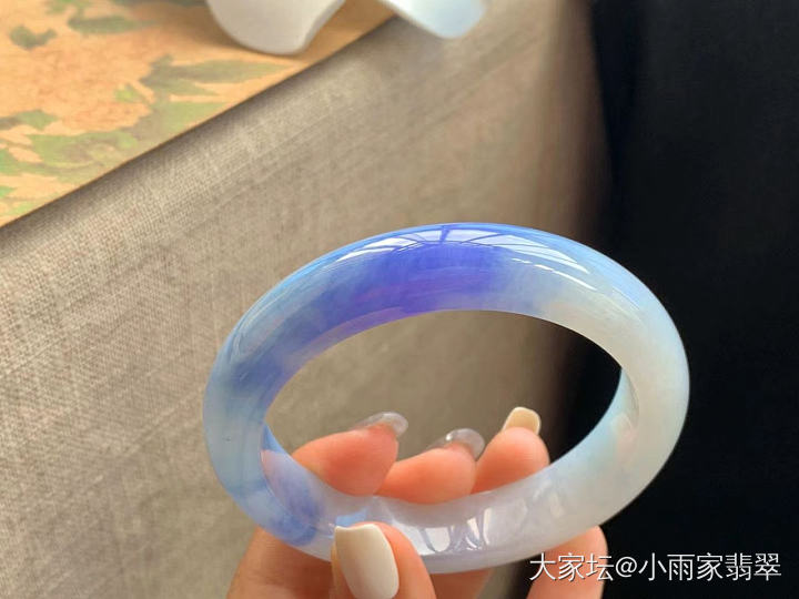 优雅翡翠手镯，超级漂亮，哪哪都好看！_翡翠