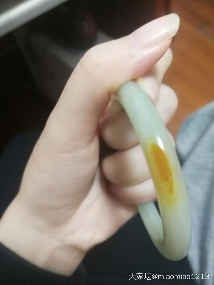 求鉴定，入了个小镯几，请问是籽料吗_和田玉