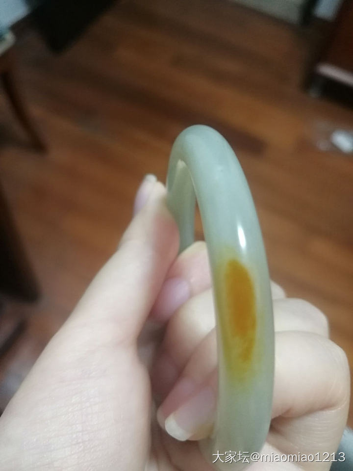 求鉴定，入了个小镯几，请问是籽料吗_和田玉