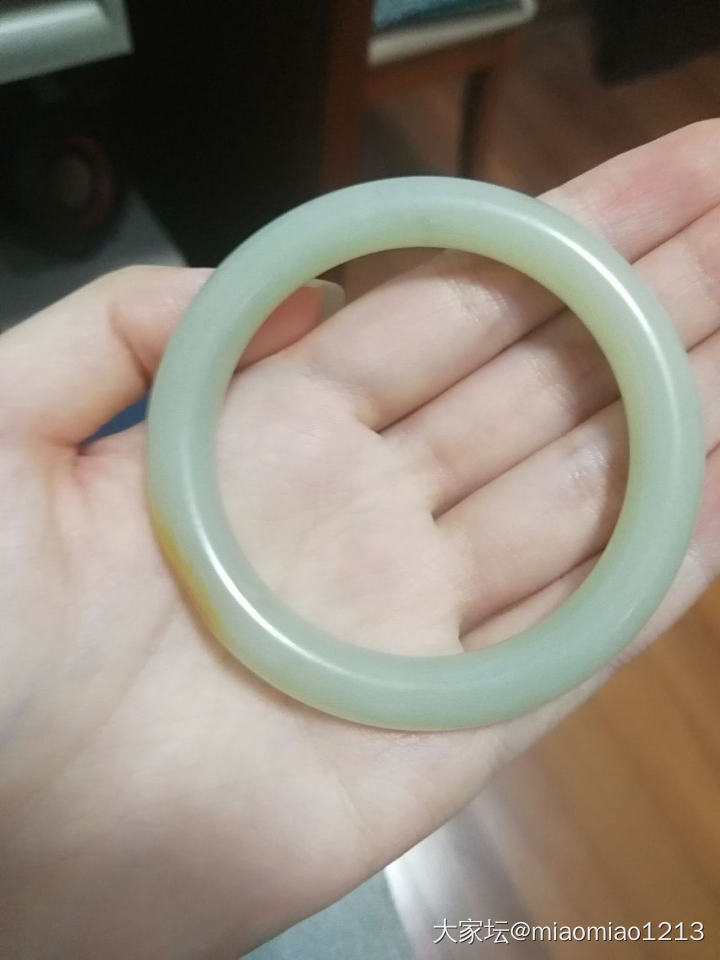 求鉴定，入了个小镯几，请问是籽料吗_和田玉