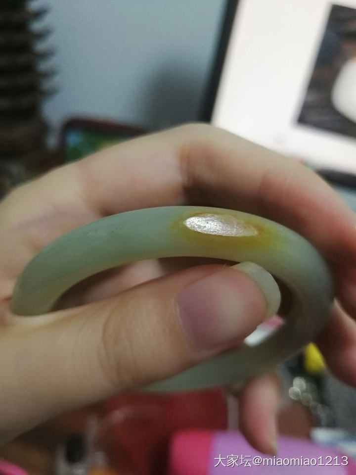求鉴定，入了个小镯几，请问是籽料吗_和田玉