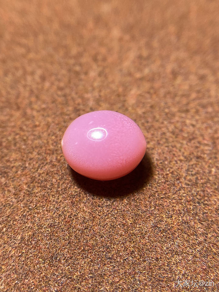 2.76ct 玫瑰粉 颜色均匀 
表面细条纹理火焰纹
形状椭圆完美 表面光滑无凹..._有机宝石