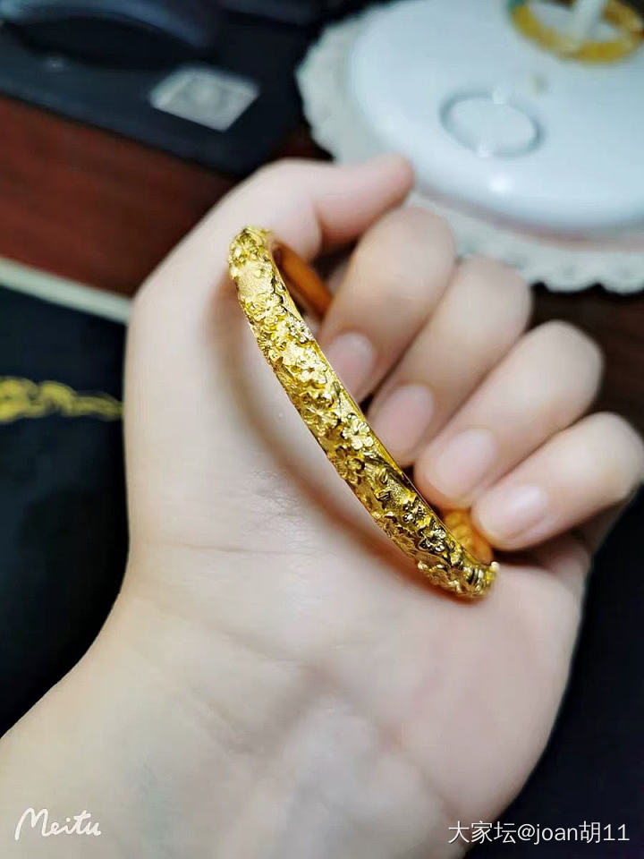 哪个镯子好看呀？帮忙选一选呀，姐妹们！刚入坛不久，但是简直中毒了……3个款，1是...