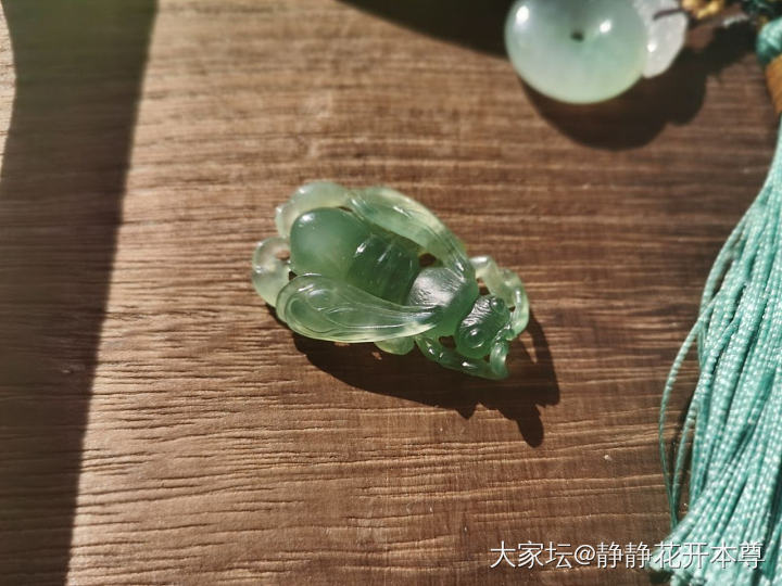 女王蜂和七秒都晒晒太阳_花件翡翠