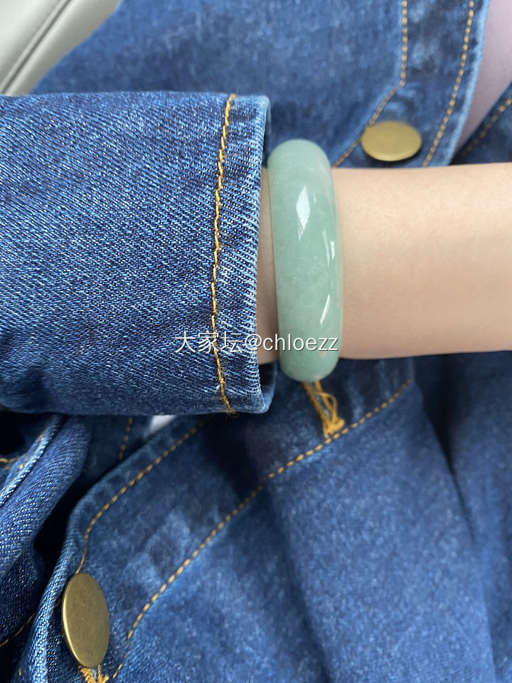 手腕OOTD
现在还只习惯左手戴东西
最近入坑银镯，订了一支张宝源的双尖
也许右...