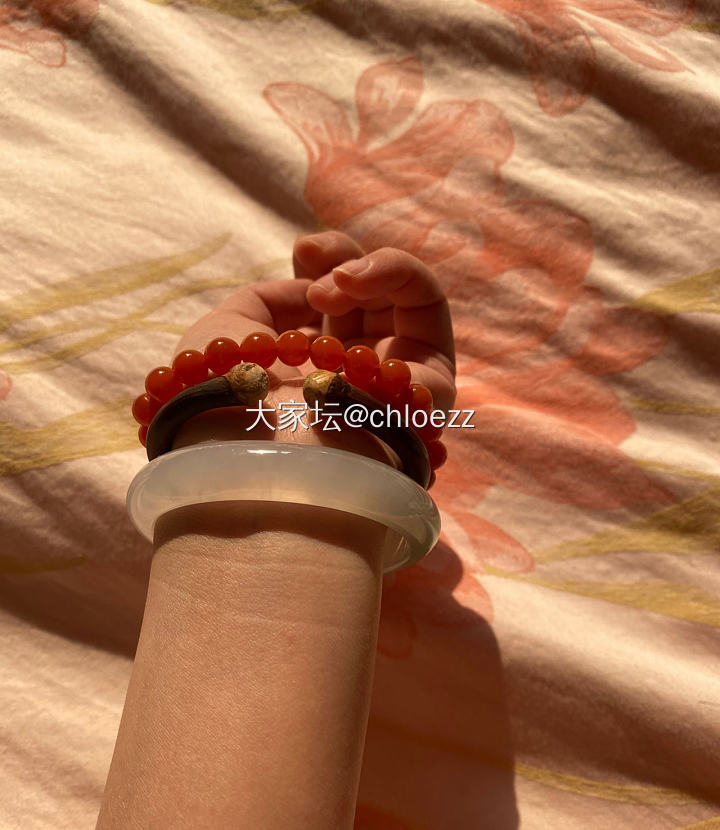 手腕OOTD
现在还只习惯左手戴东西
最近入坑银镯，订了一支张宝源的双尖
也许右...