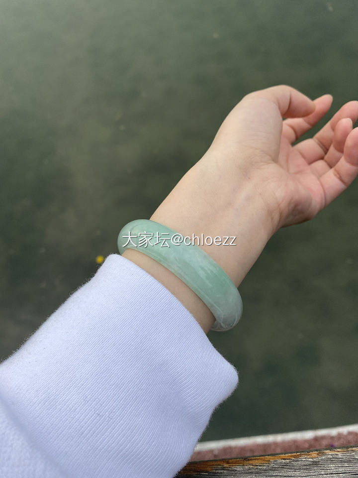 手腕OOTD
现在还只习惯左手戴东西
最近入坑银镯，订了一支张宝源的双尖
也许右...