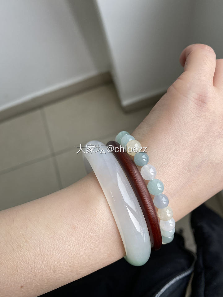 手腕OOTD
现在还只习惯左手戴东西
最近入坑银镯，订了一支张宝源的双尖
也许右...