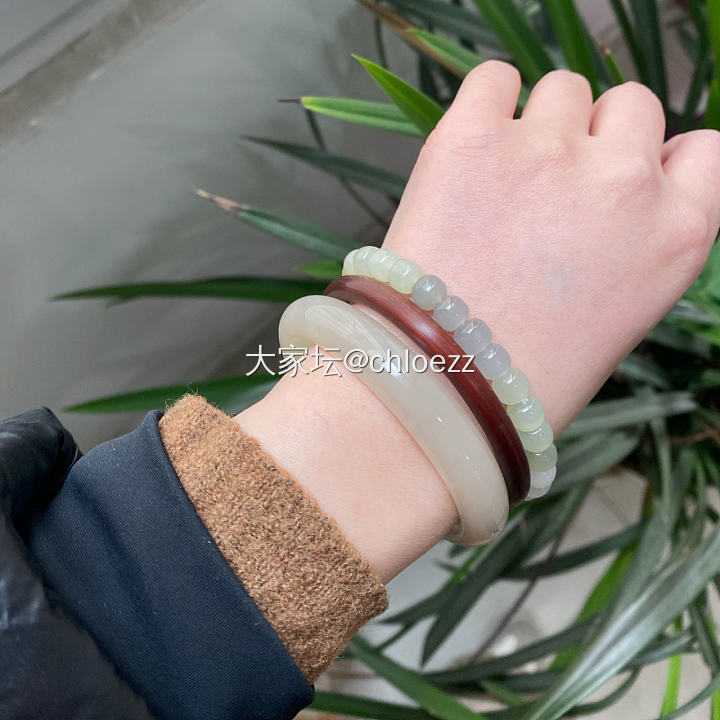 手腕OOTD
现在还只习惯左手戴东西
最近入坑银镯，订了一支张宝源的双尖
也许右...