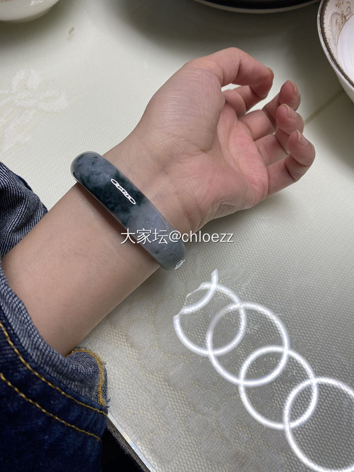 手腕OOTD
现在还只习惯左手戴东西
最近入坑银镯，订了一支张宝源的双尖
也许右...