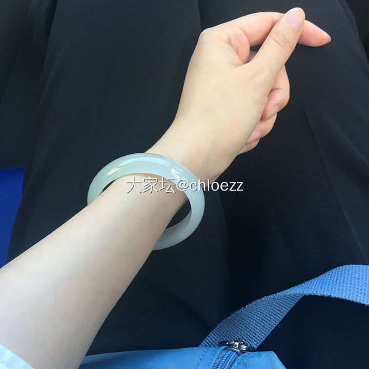 手腕OOTD
现在还只习惯左手戴东西
最近入坑银镯，订了一支张宝源的双尖
也许右...