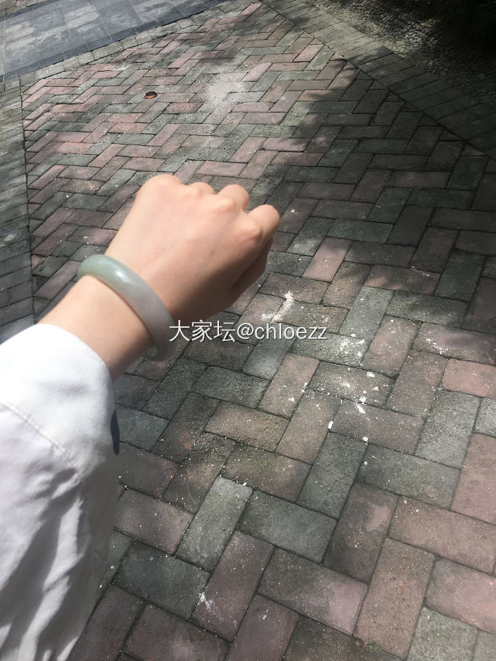 手腕OOTD
现在还只习惯左手戴东西
最近入坑银镯，订了一支张宝源的双尖
也许右...