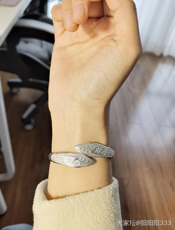手腕OOTD
现在还只习惯左手戴东西
最近入坑银镯，订了一支张宝源的双尖
也许右...
